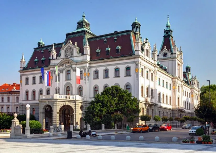 Univerza v Ljubljani.