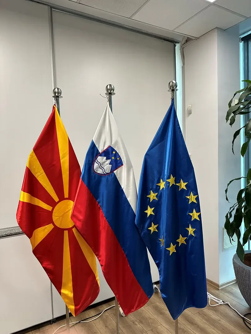 Македонското, словенечкото и знамето на ЕУ едно до друго.
